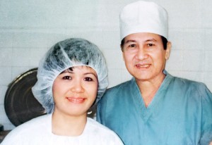  Cùng với Cha tôi trong đợt phẫu thuật từ thiện của  Viet Nam Operation Smile (Nam Định, tháng 12/1996).